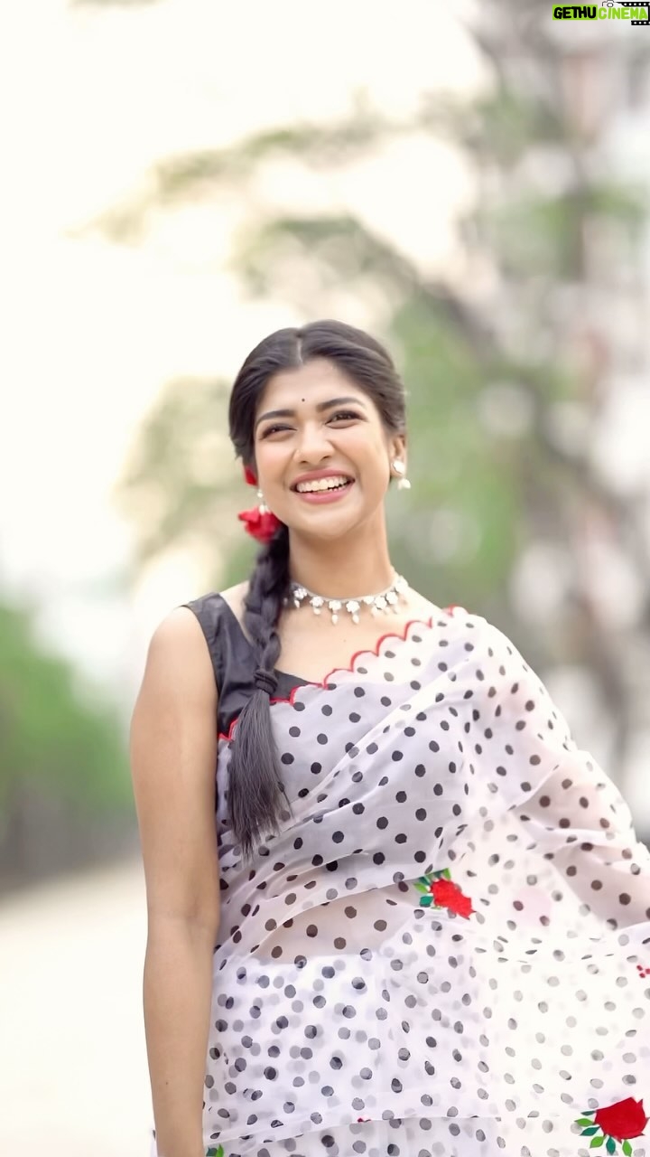 Sarika Sabah - 4.8K Likes - যে রঙ আমি কুড়িয়ে পেলেম প্রাণে,
সুর হয়ে তাই ঝরে আমার গানে…

Sharee - @houseoftashaa 
Jewellery- @6yardsstory