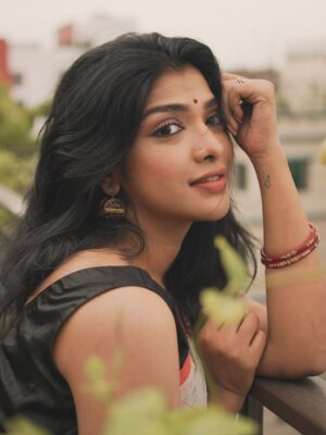Sarika Sabah Instagram - আজ যেন মেঘে মেঘে
হলো মন যে উদাসীন… 🕊️💌