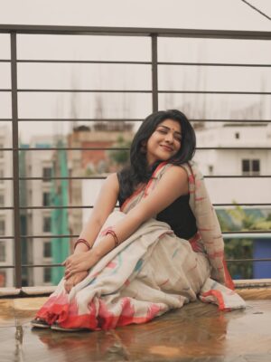 Sarika Sabah Instagram - আজ যেন মেঘে মেঘে
হলো মন যে উদাসীন… 🕊️💌