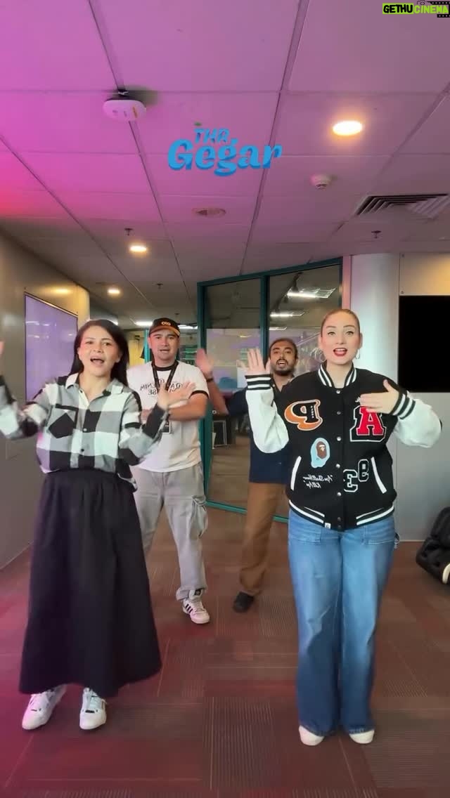 Sasha Saidin - 109 Likes - So @isseyfazlisham dengan @fizie_hotfm kira ELITE warriors lah eh? 😁🤩 Posted @withregram • @gegar.my Fizie & Issey dah buat preparation nok menari dekat concert @eliteofficialmy nanti! 

Sek demo hok belum dapat tiket lagi, boleh beli di ticket2u.com 🎟️ 

dan kalau nok menang sepasang tiket percuma, layari website Gegar untuk lengkapkan slogan paling menarik. Pemenang akan bawa balik sepasang tiket ke konsert Elite, penyertaan ditutup pada 18hb …!

#THRGegar #No1PermataPantaiTimur
