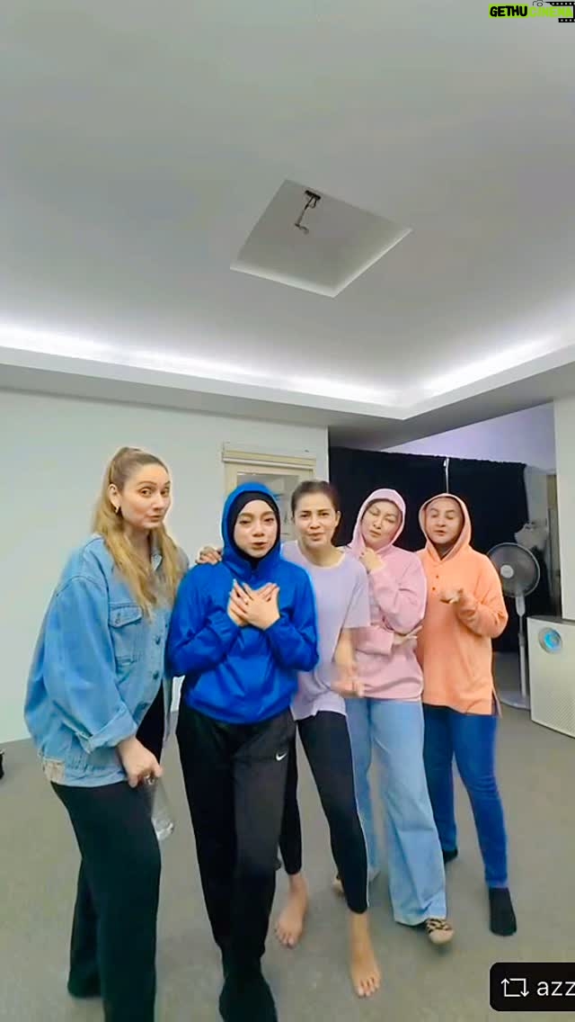 Sasha Saidin - 188 Likes - // @download_repost_pro - Swipe !
“Untuk melebarkan lagi Manisnya Senyuman Elite Warriors, 
pihak kami telah menambah DUA kategori baru istimewa dan mampu milik..”

Kategori di Level 3:

🩷 Trauma ( RM98) 
🩵 Bila (RM88) 

Khas untuk peminat yang ingin datang menyaksikan sambil ber-GIG dengan mereka. 

Dengan bertambah DUA kategori baru maka kami umumkan lagi DUA artis jemputan IAITU.....

💚 Dapatkan tiket anda untuk kategori baru di www.ticket2u.com.my/elite mulai ISNIN, 25 Ogos 2025 jam 3:00pm 👈🏻

Ooooohhh CARAMU dan CARAKU… oooo…..🎶🎵

W E  A R E  B A C K . . 🙏🏻
🎶💄💋💃🏼👗👠👜💍👛🕶️🎼🎭

#elite
#elitewarriors
#girlpower
#25
#30thAnniversary
#alpha
#xfactor