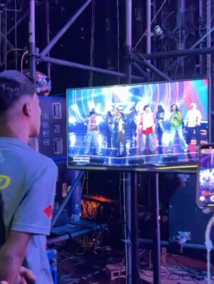 Sasha Saidin Instagram - ❣️❣️❣️❣️❣️

BTS #KilauanEmas2025 @astromalaysia 

Mata bertentang mata adakah kau terasa
Cinta kian memekar dihati kita
Kau istimewa paling utama yang satu
Betapa manisnya senyumanmu
-	Manisnya Senyumanmu (1996) 🎶

Berdebar Rasanya Nak Bertentang Mata.. 💖

Azza, Abby, Sasha, Linda dan Watie tidak sabar bertemu mata dengan para peminat. Menyambut baik gegak gempita yang dirasakan sewaktu Konsert genKRU…. kini ELITE LIVE ’25 hadir Istimewa untuk kalian. 

Dinamakan sebagai ELITE LIVE ‘25, peminat buat julung kali akan menikmati karya-karya popular Elite di Plenary Hall Kuala Lumpur Convention Centre pada 20 September 2025.

Untuk menjadi salah seorang saksi ELITE LIVE ‘25, jangan terlepas membeli tiket mengikut kategori yang telah disediakan:

*GIG (RM 1,088)
with Meet & Greet and refreshment)
*MANISNYA SENYUMANMU (RM 588)
*CATWALK (RM 268)
*TAMPARAN WANITA (RM 238)

📍Tiket boleh diperoleh menerusi www.ticket2u.com.my/elite 

Mari… CATWALK bersama-sama!

Stay Tuned... ⏰⌛️

W E  A R E  B A C K

#elite
#elitewarriors 
#genkru 
#kilauemas2025