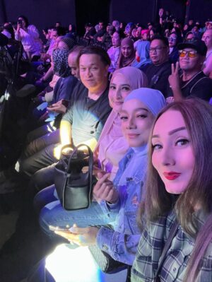 Sasha Saidin Instagram - 👏🏻👏🏻👏🏻👏🏻👏🏻

As we approach this final stretch towards ELITE Live ‘25 this saturday, last night we all wanted to bask in the aura of @norman.abdulhalim hoping that some of his confidence and perseverance maybe absorbed by us for this coming 20th Sept 2025 concert inshallah. Sikit pun jadilah Abang Norman. Sharing is caring. Lol. Woosssaahhhh!!! 💪🏻 ✌🏻 

p/s kalau ada yang termasuk roh abang-abang KRU atas stage nanti, jangan terkejut ye ELITE Warriors…. 🤩😜😁

Azza, Abby, Sasha, Linda dan Watie tidak sabar bertemu mata dengan para peminat. Menyambut baik gegak gempita yang dirasakan sewaktu Konsert genKRU…. kini ELITE LIVE ’25 hadir Istimewa untuk kalian. 

Dinamakan sebagai ELITE LIVE ‘25, peminat buat julung kali akan menikmati karya-karya popular Elite di Plenary Hall Kuala Lumpur Convention Centre pada 20 September 2025.

Untuk menjadi salah seorang saksi ELITE LIVE ‘25, jangan terlepas membeli tiket mengikut kategori yang telah disediakan:

❤️GIG (RM 1,088)
**with Meet & Greet and refreshment
🧡MANISNYA SENYUMANMU (RM 588)
💚CATWALK (RM 268)
💛TAMPARAN WANITA (RM 238)
🩷 TRAUMA ( RM98) 
🩵 BILA (RM88) 

📍Tiket boleh diperoleh menerusi www.ticket2u.com.my/elite 

Mari… CATWALK bersama-sama!

Stay Tuned! ⏰⌛️

W E  A R E  B A C K

#elite
#elitewarriors