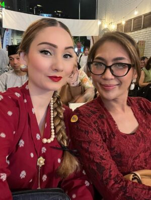 Sasha Saidin Instagram - 🎶 🎶 🎶 

When you both come dressed in the same colour unplanned. 

Hello Cikgu Ros, Apa khabar? ❣️

#JalanNegaraKita #MalamAmbangMerdeka #MalamLagenda
#SenimanAgungNegaraPRamlee #MelawatiSymphonyOrchestra #TheOneAcademy #VibesAndBeatsAcademy 

#ELITE #Elite25Concert #20Sept2025 #PlenenaryHall #KualaLumpurConventionCentre #LightsCameraAction #ELITEWarriors 

#ADashOfSash💋
#CommittedToTheCelopians 
#DiaryOfADevotedDomesticatedDabawi 
#TheElusiveFairytaleOfTheHalfBloodPrincessSayang