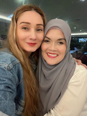 Sasha Saidin Instagram - 🤩🤩🤩

It’s Aishah & The Fan Club peeps! #Fangirling

Sorry @aishahjmm for walking to your table while you were in a meeting to say hi and ask for a picture the other day. I’ve always truly been a big fan ever since your Aishah & The Fan Club days right up to your solo career when you returned back to Malaysia. Gosh I still love to watch the Aishah & The Fan Club MV videos cause the songs were so good and you were the 80s/90s style Queen! Oh so many memories of watching the MV whilst dancing and singing round my living room just like how you did in the MV too. Love! 

#Aishah&TheFanClub 
#CallMeCallMeBabyBabyCallMeNow #SensationShowUsHowTemptation

#ELITE #Elite25Concert #20Sept2025 #PlenenaryHall #KualaLumpurConventionCentre #LightsCameraAction #ELITEWarriors 

#ADashOfSash💋
#CommittedToTheCelopians 
#DiaryOfADevotedDomesticatedDabawi 
#TheElusiveFairytaleOfTheHalfBloodPrincessSayang