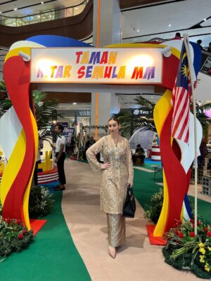Sasha Saidin Instagram - 🇲🇾🇲🇾🇲🇾

Hari Merdeka✔️ 

Hari Malaysia (Loading….)

Attire by @yani_bakhtiar ❣️

#LestariMerdeka @melawatimall 🇲🇾

#ADashOfSash💋
#CommittedToTheCelopians 
#DiaryOfADevotedDomesticatedDabawi 
#TheElusiveFairytaleOfTheHalfBloodPrincessSayang