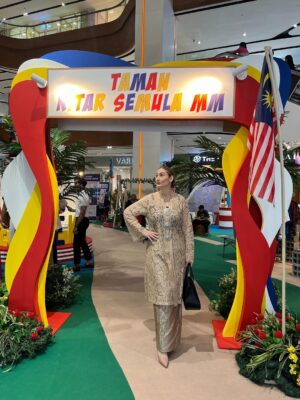Sasha Saidin Instagram - 🇲🇾🇲🇾🇲🇾

Hari Merdeka✔️ 

Hari Malaysia (Loading….)

Attire by @yani_bakhtiar ❣️

#LestariMerdeka @melawatimall 🇲🇾

#ADashOfSash💋
#CommittedToTheCelopians 
#DiaryOfADevotedDomesticatedDabawi 
#TheElusiveFairytaleOfTheHalfBloodPrincessSayang