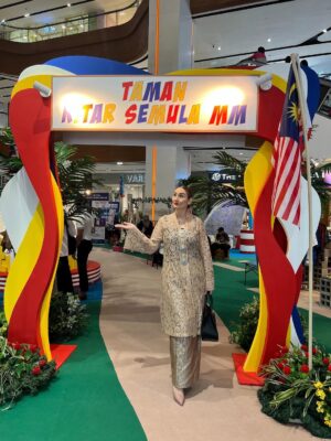 Sasha Saidin Instagram - 🇲🇾🇲🇾🇲🇾

Hari Merdeka✔️ 

Hari Malaysia (Loading….)

Attire by @yani_bakhtiar ❣️

#LestariMerdeka @melawatimall 🇲🇾

#ADashOfSash💋
#CommittedToTheCelopians 
#DiaryOfADevotedDomesticatedDabawi 
#TheElusiveFairytaleOfTheHalfBloodPrincessSayang