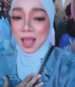 Sasha Saidin Instagram - 🤩🤩🤩🤩🤩🤩🤩

Well done @4u2cofficial for a great concert last night!!! You guys brought us back to the 90’s!!!! 3 words… Yow. Chuan. Plaza. Lol. Thanks to @dacdatoac for giving @eliteofficialmy a shoutout too during the finale… “ELITE in da houseeee!!” Woot! Woot! 👏🏻👏🏻👏🏻

p/s @momlifesaidso Syirin (Jaja Msteen) you were sorely missed but @shankeyjtee and Dila did a fantastic job! 👍🏻👌🏻

#KamiGengLot10TungguIntrakota #BukitBintangGirlsSchool

#ELITE #Elite25Concert #20Sept2025 #PlenenaryHall #KualaLumpurConventionCentre #LightsCameraAction #ELITEWarriors 

#ADashOfSash💋
#CommittedToTheCelopians 
#DiaryOfADevotedDomesticatedDabawi 
#TheElusiveFairytaleOfTheHalfBloodPrincessSayang