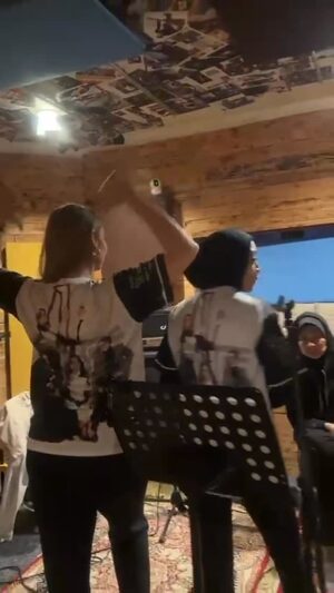 Sasha Saidin Instagram - 🎤 🎤 🎤 🎤 🎤 

Kami 💯 excited! ELITE Warriors are you ready? 

Shoutout to @jkmusicvibe for having a great jammin studio with great sound system making our practice sessions vibin! 

#18DaysTillELITE25ConcertDay @eliteofficialmy 

“Untuk melebarkan lagi Manisnya Senyuman Elite Warriors, 
pihak kami telah menambah DUA kategori baru istimewa dan mampu milik..”

Kategori di Level 3:

🩷 Trauma ( RM98) 
🩵 Bila (RM88) 

Khas untuk peminat yang ingin datang menyaksikan sambil ber-GIG dengan mereka. 

Dengan bertambah DUA kategori baru maka kami umumkan lagi DUA artis jemputan IAITU.....

💚 Dapatkan tiket anda untuk kategori baru di www.ticket2u.com.my/elite mulai ISNIN, 25 Ogos 2025 jam 3:00pm 👈🏻

Ooooohhh CARAMU dan CARAKU… oooo…..🎶🎵

W E  A R E  B A C K . . 🙏🏻
🎶💄💋💃🏼👗👠👜💍👛🕶️🎼🎭

#elite
#elitewarriors
#girlpower
#25
#30thAnniversary
#alpha
#xfactor