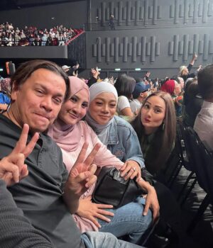 Sasha Saidin Instagram - 🤩🤩🤩🤩🤩🤩🤩

Well done @4u2cofficial for a great concert last night!!! You guys brought us back to the 90’s!!!! 3 words… Yow. Chuan. Plaza. Lol. Thanks to @dacdatoac for giving @eliteofficialmy a shoutout too during the finale… “ELITE in da houseeee!!” Woot! Woot! 👏🏻👏🏻👏🏻

p/s @momlifesaidso Syirin (Jaja Msteen) you were sorely missed but @shankeyjtee and Dila did a fantastic job! 👍🏻👌🏻

#KamiGengLot10TungguIntrakota #BukitBintangGirlsSchool

#ELITE #Elite25Concert #20Sept2025 #PlenenaryHall #KualaLumpurConventionCentre #LightsCameraAction #ELITEWarriors 

#ADashOfSash💋
#CommittedToTheCelopians 
#DiaryOfADevotedDomesticatedDabawi 
#TheElusiveFairytaleOfTheHalfBloodPrincessSayang