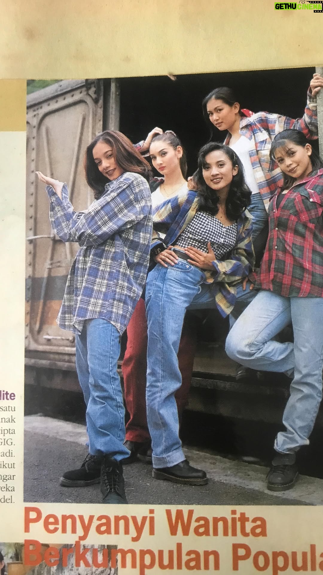 Sasha Saidin - 287 Likes - 💗💗💗💗💗

One day inshallah we’ll look back at all of this and we’ll say we gave it our all despite the mental meltdowns and pushing our bodies to its limit. ELITE has transitioned from young girls to mature women and I am so grateful for these strong women in my life who are indeed true warriors. Thank you to family and friends who have been kind and patient with us as we ride this rollercoaster to reach the finish line whilst cheering us on with love and encouragement. *sniff sniff*
Now where’s our ELITE Warriors all at?! 

❤️‍🩹 Sasha xoxo 

// @download_repost_pro - Saya tak tau kalau saya tanpa mereka .. sedikit hari lagi .. jujur kami burn out .. Wallahi kami usaha sebaik mungkin .. berat betul tanggungjawab membawa nama KRU di belakang kami.. ya Allah abg abg kami tu terlalu jauh nk dibanding kan nama kami .. tp usaha KRU buat ELITE tu sampai hari ini buat saya dan kawan kawan bersyukur dan tak mampu kami bls setiap jasa KRU.. and @imantang75 sgt berani pertaruhkan ELITE juga satu usaha berani .. tq so much for everything And trust towards us boss 
mana aku nk jual kek , mana Watie nk shooting, mana mama Abby nk buat live pagi pagi .. mana Linda nk berniaga, mana Sasha tinggalkan suami kt Dubai just to be with ELITE ..
Tp kakza percaya dgn support kalian .. doa dari semua jujur ikhlas dari kami sendiri .. kakza percaya ..
Fa Inna ma’al ‘usri yusra, ..
Girls .. i love korang bnyk bnyk .. hmm cikgu @hanafirosdi_hr boleh x ubah yg masa ni kakza tk nk dekat dgn dia org ni .. sb saya punya button gelak amat function .. jauh sikit cikgu saya nyanyi tutup mata dah .. kng dia org tgk je saya arrr sudahhhhhhh 😝aku gelak pulak atas tu karang .. 
.
Tudung @lindarafar 

Sponsor makan dan tukang cari show @abbyabadi_112 

Coach lepas cikgu @tie_sadaliofficial 

@sashasaidin  pembimbing rakan sebaya 

Grab @azzaelite aku lah pg kena sama sama sb saya suka slh jln 

Tekan lagu @farahhidayuuu 

Ketua pengawas @acmalibrahim 

Ketua jaga suara dan music @archienasution 

Special tq to dato @norman.abdulhalim dato @yusryabdhalim dan abg ku @edryabdhalim 
.
Big tq to our boss @imantang75 @iconentertainmentmy 

Stylist elite @xeliciousxass 

Syg semua lillahitaala ❤️