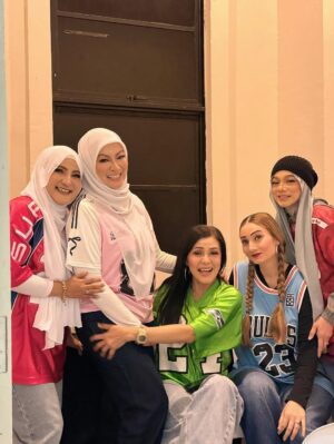 Sasha Saidin Instagram - ❣️❣️❣️❣️❣️

BTS #KilauanEmas2025 @astromalaysia 

Mata bertentang mata adakah kau terasa
Cinta kian memekar dihati kita
Kau istimewa paling utama yang satu
Betapa manisnya senyumanmu
-	Manisnya Senyumanmu (1996) 🎶

Berdebar Rasanya Nak Bertentang Mata.. 💖

Azza, Abby, Sasha, Linda dan Watie tidak sabar bertemu mata dengan para peminat. Menyambut baik gegak gempita yang dirasakan sewaktu Konsert genKRU…. kini ELITE LIVE ’25 hadir Istimewa untuk kalian. 

Dinamakan sebagai ELITE LIVE ‘25, peminat buat julung kali akan menikmati karya-karya popular Elite di Plenary Hall Kuala Lumpur Convention Centre pada 20 September 2025.

Untuk menjadi salah seorang saksi ELITE LIVE ‘25, jangan terlepas membeli tiket mengikut kategori yang telah disediakan:

*GIG (RM 1,088)
with Meet & Greet and refreshment)
*MANISNYA SENYUMANMU (RM 588)
*CATWALK (RM 268)
*TAMPARAN WANITA (RM 238)

📍Tiket boleh diperoleh menerusi www.ticket2u.com.my/elite 

Mari… CATWALK bersama-sama!

Stay Tuned... ⏰⌛️

W E  A R E  B A C K

#elite
#elitewarriors 
#genkru 
#kilauemas2025