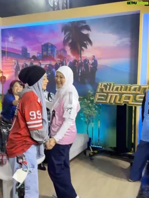 Sasha Saidin - 319 Likes - ❣️❣️❣️❣️❣️

BTS #KilauanEmas2025 @astromalaysia 

Mata bertentang mata adakah kau terasa
Cinta kian memekar dihati kita
Kau istimewa paling utama yang satu
Betapa manisnya senyumanmu
-	Manisnya Senyumanmu (1996) 🎶

Berdebar Rasanya Nak Bertentang Mata.. 💖

Azza, Abby, Sasha, Linda dan Watie tidak sabar bertemu mata dengan para peminat. Menyambut baik gegak gempita yang dirasakan sewaktu Konsert genKRU…. kini ELITE LIVE ’25 hadir Istimewa untuk kalian. 

Dinamakan sebagai ELITE LIVE ‘25, peminat buat julung kali akan menikmati karya-karya popular Elite di Plenary Hall Kuala Lumpur Convention Centre pada 20 September 2025.

Untuk menjadi salah seorang saksi ELITE LIVE ‘25, jangan terlepas membeli tiket mengikut kategori yang telah disediakan:

*GIG (RM 1,088)
with Meet & Greet and refreshment)
*MANISNYA SENYUMANMU (RM 588)
*CATWALK (RM 268)
*TAMPARAN WANITA (RM 238)

📍Tiket boleh diperoleh menerusi www.ticket2u.com.my/elite 

Mari… CATWALK bersama-sama!

Stay Tuned... ⏰⌛️

W E  A R E  B A C K

#elite
#elitewarriors 
#genkru 
#kilauemas2025