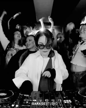Sasha Spilberg Instagram - Полный self-expression и отлёт в Питере. 👽🛸 Спасибо за приглашение @renegade_radio_camp.

@knfprty @brat__og @instaproxy 
@adel_cavendish @ksenia_leonidovna.

FULL SET на моём YouTube канале. 

P.S: со мной в сумочке присутствовала моя любимая собака. Предвкушая комментарии: мы с кинологом бережно приучали её к басам и громкой музыке. Данная обстановка для неё безопасна 🤍