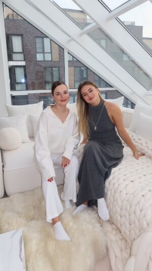 Sasha Spilberg Instagram - Мир. Дружба.❤️ Смотрите наши совместные ролики на YouTube. Приятного просмотра!
