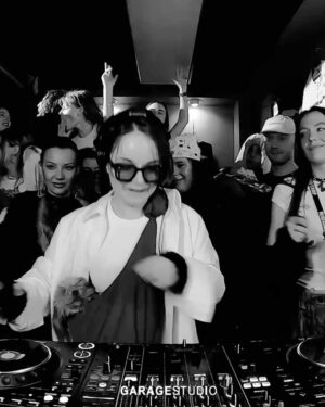 Sasha Spilberg Instagram - Полный self-expression и отлёт в Питере. 👽🛸 Спасибо за приглашение @renegade_radio_camp.

@knfprty @brat__og @instaproxy 
@adel_cavendish @ksenia_leonidovna.

FULL SET на моём YouTube канале. 

P.S: со мной в сумочке присутствовала моя любимая собака. Предвкушая комментарии: мы с кинологом бережно приучали её к басам и громкой музыке. Данная обстановка для неё безопасна 🤍