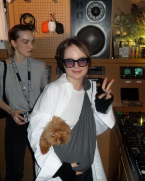 Sasha Spilberg Instagram - Полный self-expression и отлёт в Питере. 👽🛸 Спасибо за приглашение @renegade_radio_camp.

@knfprty @brat__og @instaproxy 
@adel_cavendish @ksenia_leonidovna.

FULL SET на моём YouTube канале. 

P.S: со мной в сумочке присутствовала моя любимая собака. Предвкушая комментарии: мы с кинологом бережно приучали её к басам и громкой музыке. Данная обстановка для неё безопасна 🤍