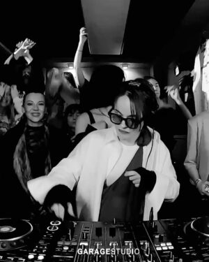 Sasha Spilberg Instagram - Полный self-expression и отлёт в Питере. 👽🛸 Спасибо за приглашение @renegade_radio_camp.

@knfprty @brat__og @instaproxy 
@adel_cavendish @ksenia_leonidovna.

FULL SET на моём YouTube канале. 

P.S: со мной в сумочке присутствовала моя любимая собака. Предвкушая комментарии: мы с кинологом бережно приучали её к басам и громкой музыке. Данная обстановка для неё безопасна 🤍