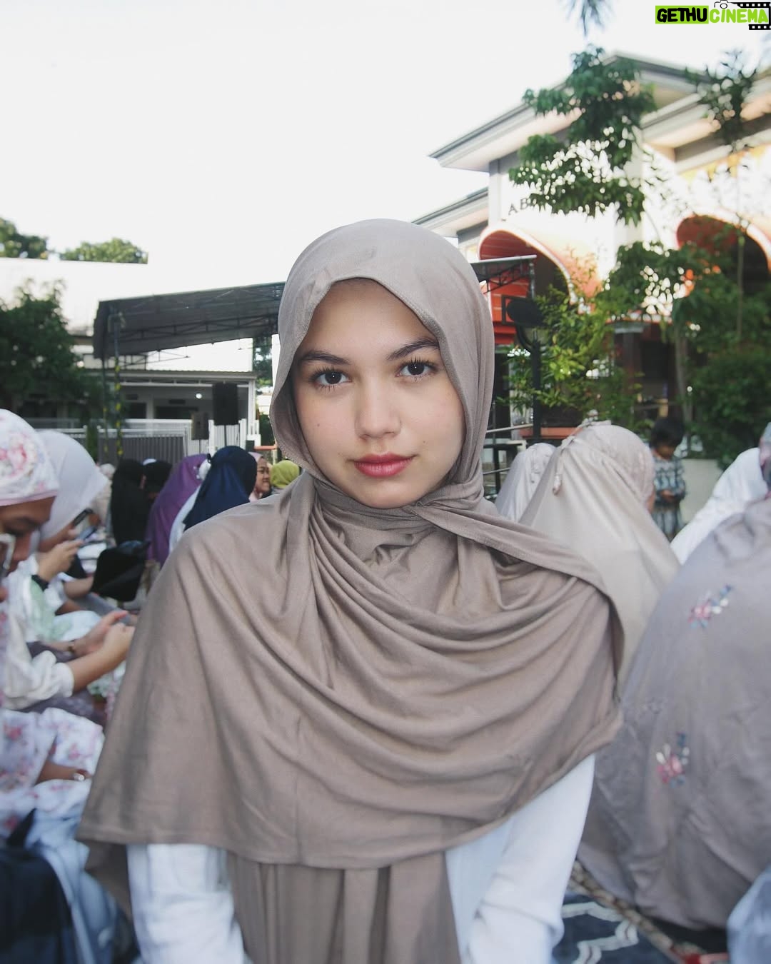 Saskia Chadwick - 450.6K Likes - Minal Aidin Wal Faidzin from me & my big big family🤍🧸