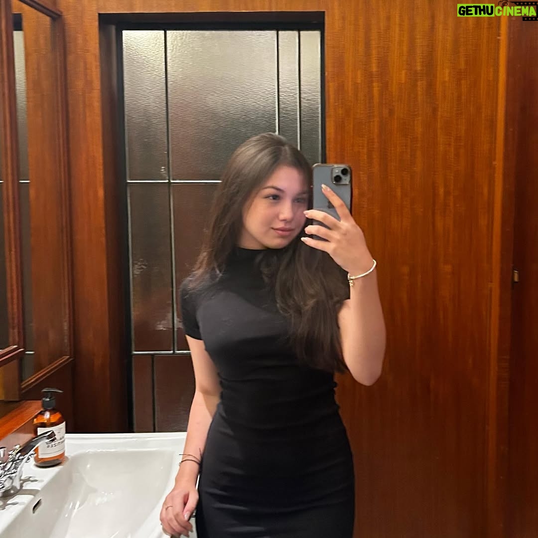 Saskia Chadwick - 419.1K Likes - some random pics cz i know u miss me <3
