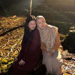 Saskia Chadwick Instagram - 771.978 manusia sudah nonton munkar😍! omg omg omg aku beneran bingung mau ngomong apa. munkar is one of the projects i will remember forever & aku mau ngucapin terimakasih banyak buat yang sudah nonton dan suka sama film munkar! it means a lot🤍 love youu oll, sampai bertemu lagi sama obiii💘