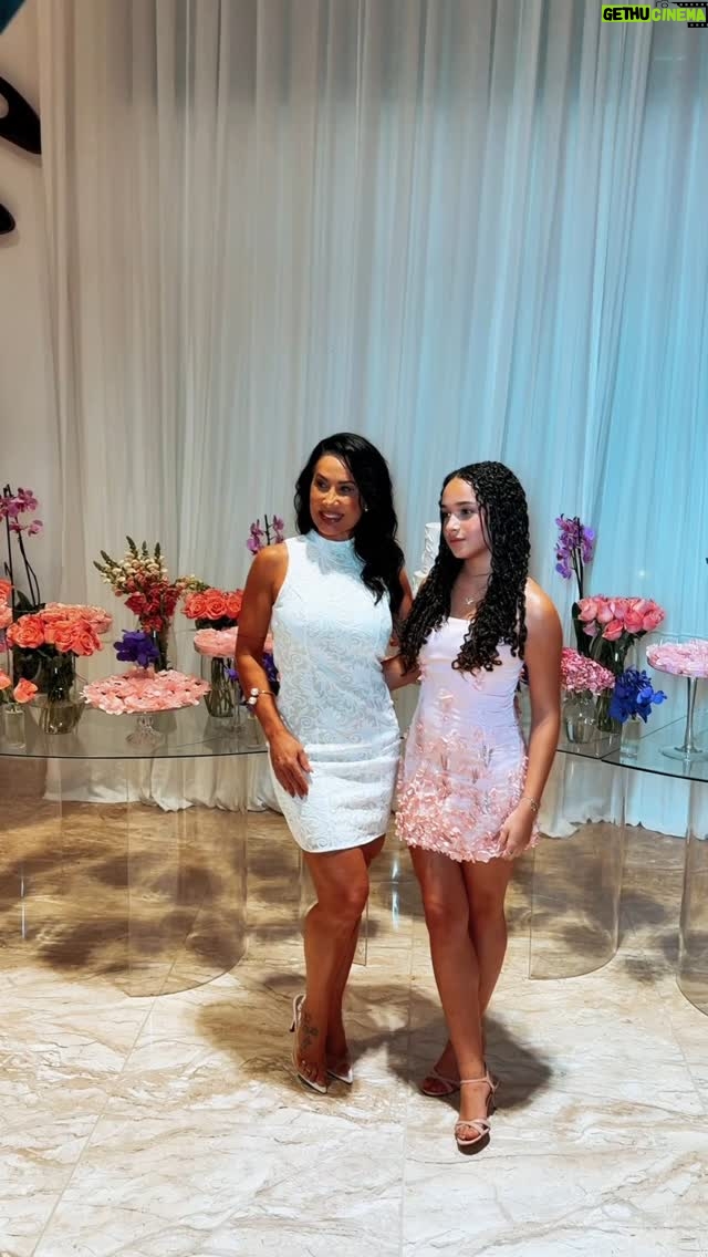 Scheila Carvalho - 49.9K Likes - 🎉 Um resumão da festa que preparamos para Giullia comemorar seus 15 anos com os amigos !💃✨
Teve dança, risadas, emoção e muita pose pra foto!

Foi tudo tão especial que ainda estamos com glitter na alma e sorriso no rosto! 💖🌟

E nada disso seria possível sem uma galera de peso que fez acontecer!
Aos fornecedores top, parceiros de missão e amigos que ajudaram em cada detalhe: vocês arrasaram demais! 👏🥳

Obrigada por fazerem parte desse momento mágico (e inesquecivelmente animado)! 🪩💕

Decoração: @willbettencourt 
Bolo : @lafaetegourmet 
Doces : @santodoce_fsa 
Bem vividos : @nicesmerabemcasados 
Japonês: @seujirosalvador 
Drinks : @gipsydrinksbar 
Hambúrguer : @souvikings 
Picolé : @gizdecera_festas 
DJ: @rafagouveiareal 
Fotografia: @davidomingos_ 
Look Giullia: @elcimarbadu 

#Festa15Anos #MelhoresMomentos #Gratidão #TimeQueBrilha #ReelsDaDebutante #FoiTudo