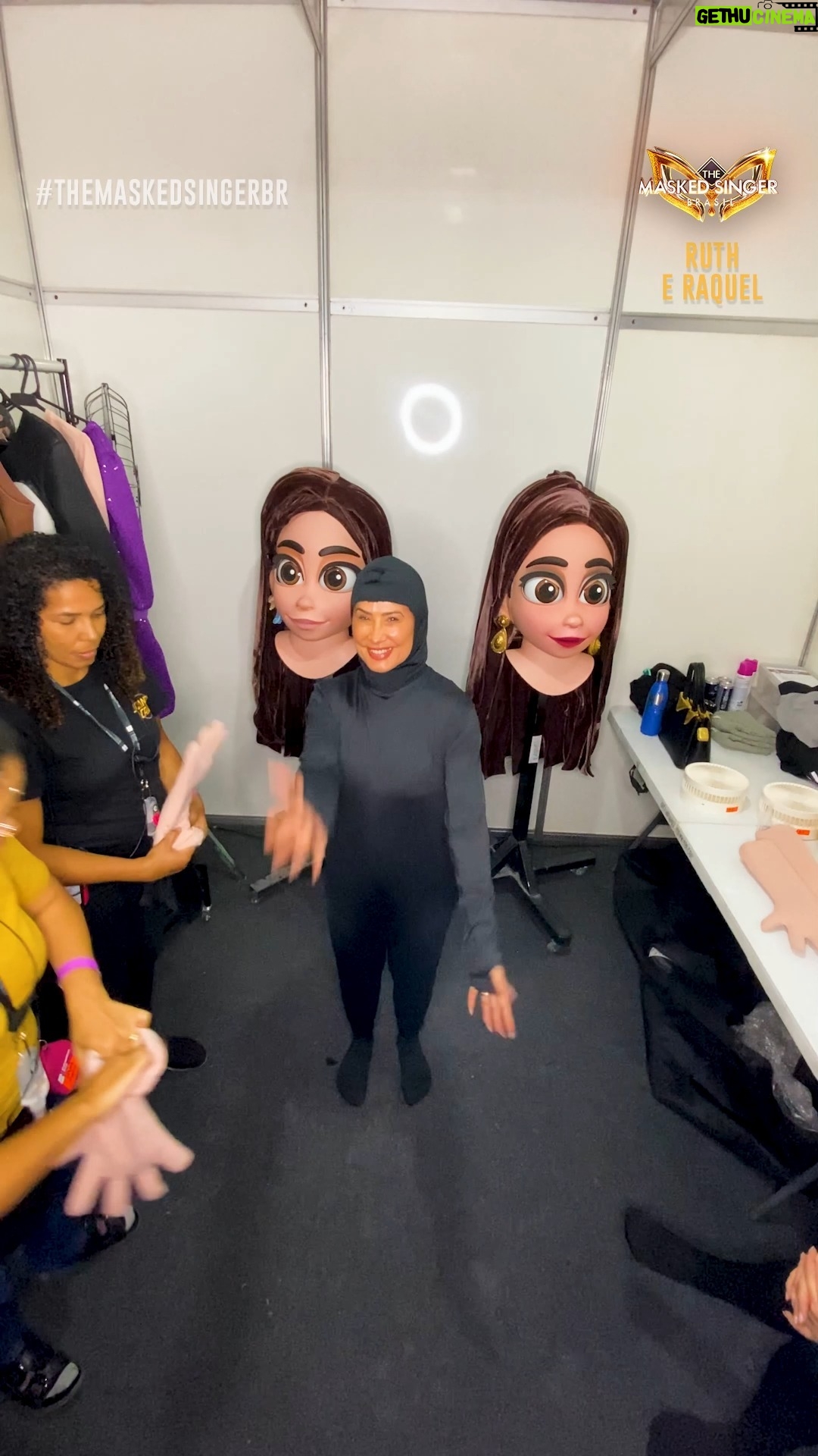 Scheila Carvalho - 76.8K Likes - Pra quem tinha esquecido do trabalhão que dá para ser um mascarado no #TheMaskedSingerBr, olha aí a preparação de Scheila Carvalho e Sheila Mello para virarem Ruth e Raquel! 😱