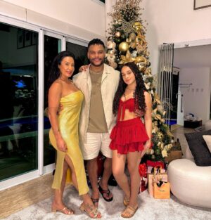 Scheila Carvalho Instagram - Feliz Natal meu povo lindo. Desejo-lhes muita saúde, paz e muitas felicidades. Que Deus e o nosso senhor Jesus Cristo cubra de bençãos a vida de cada um de vcs. 🎄🙏🏾❤️ #FelizNatal #Familia