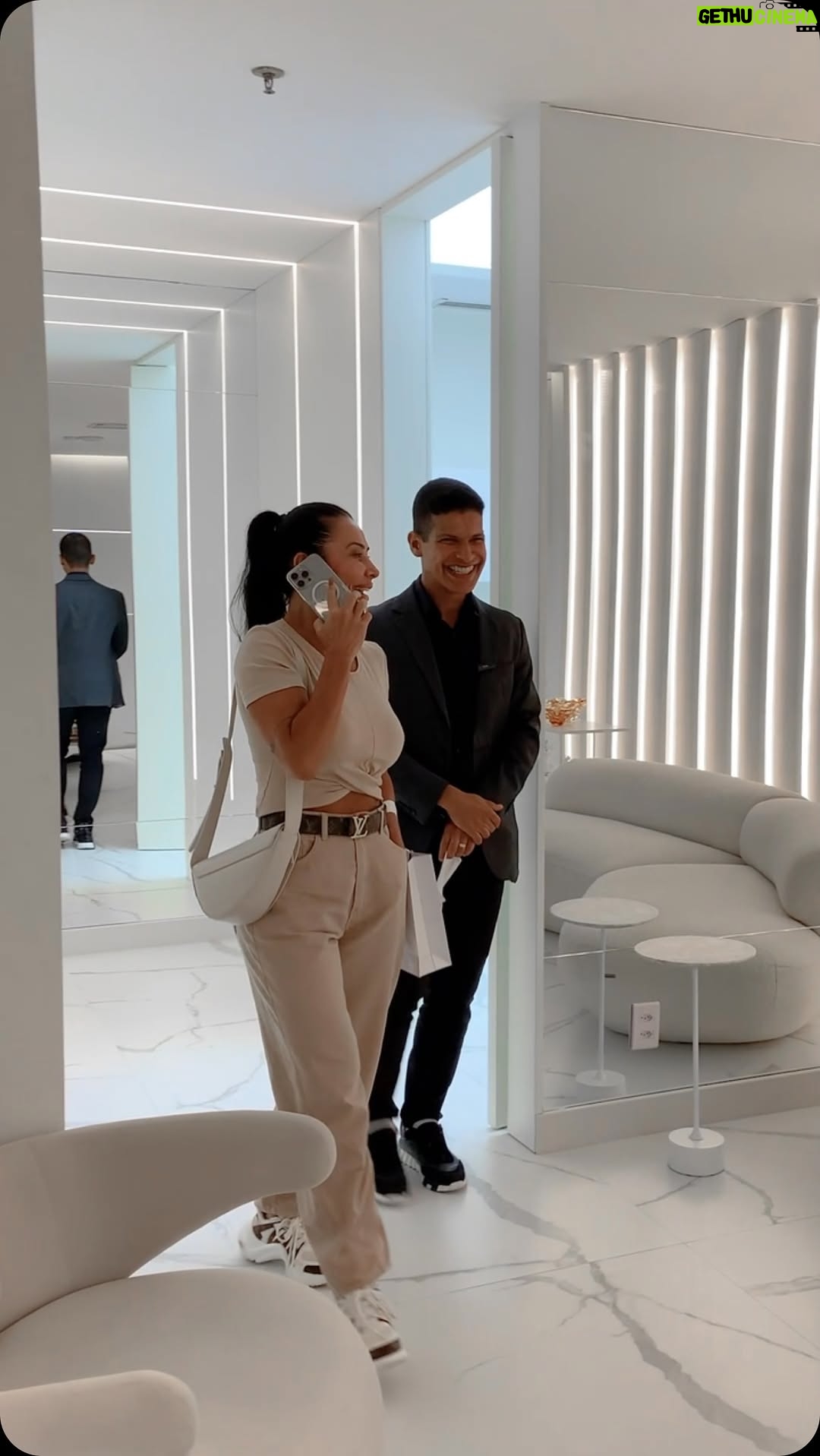 Scheila Carvalho - 50.4K Likes - HORA DE REALÇAR A BELEZA NATURAL

Depois do processo de remoção do ácido hialurônico, agora vamos estruturar essa face para valorizar os pontos certos de forma mais natural e harmônica, sempre com bastante estímulo de colágeno.

Asiosos para ver o resultado final desse processo?