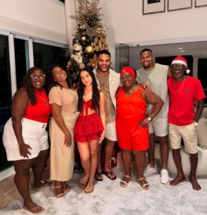 Scheila Carvalho Instagram - Feliz Natal meu povo lindo. Desejo-lhes muita saúde, paz e muitas felicidades. Que Deus e o nosso senhor Jesus Cristo cubra de bençãos a vida de cada um de vcs. 🎄🙏🏾❤️ #FelizNatal #Familia