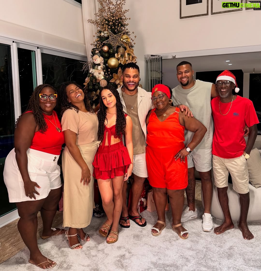 Scheila Carvalho - 155.9K Likes - Feliz Natal meu povo lindo. Desejo-lhes muita saúde, paz e muitas felicidades. Que Deus e o nosso senhor Jesus Cristo cubra de bençãos a vida de cada um de vcs. 🎄🙏🏾❤️ #FelizNatal #Familia