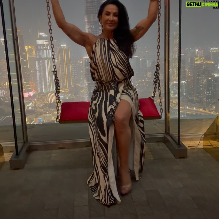 Scheila Carvalho - 51K Likes - Dump do primeiro dia de muito calor em Dubai!