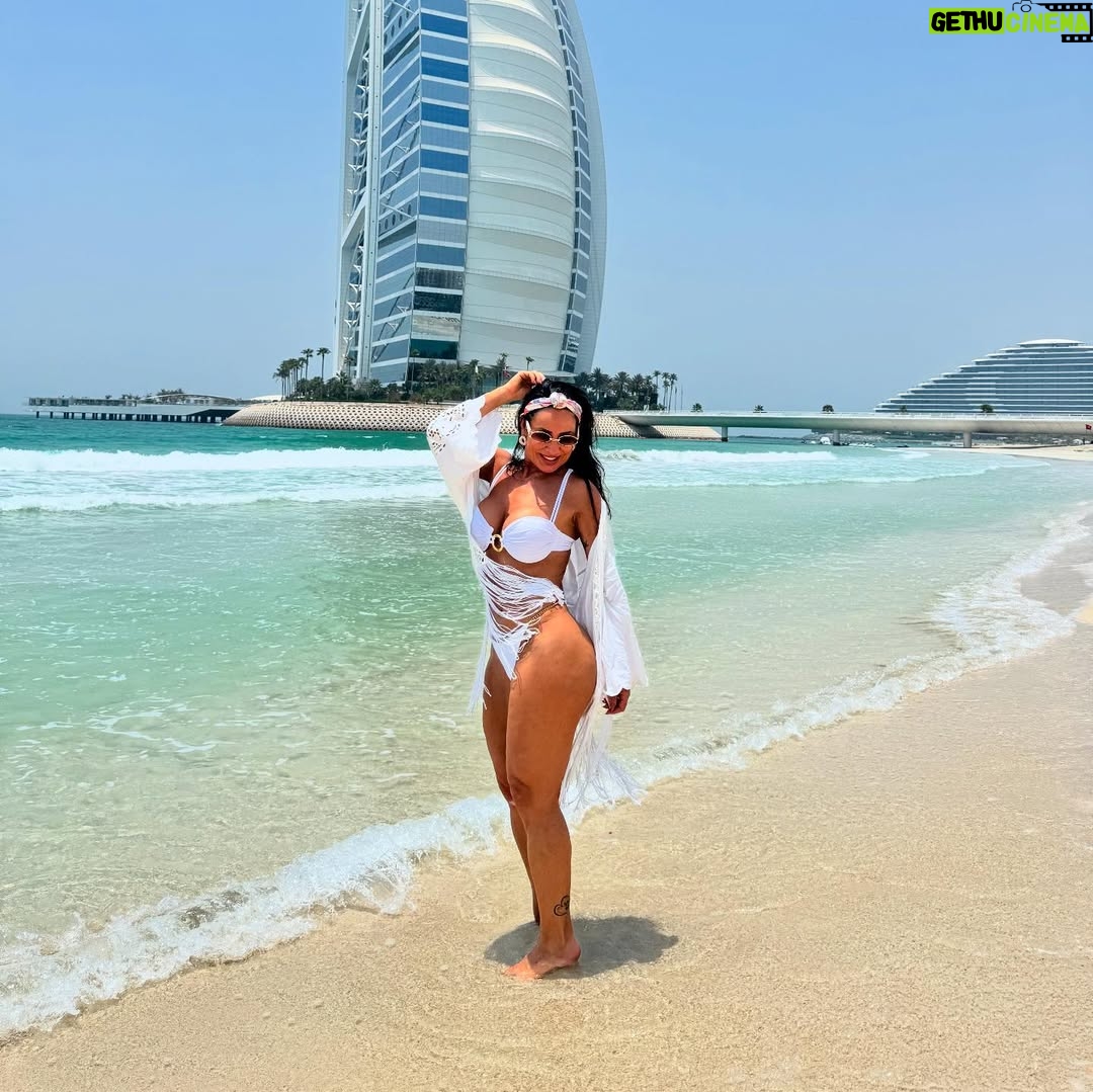 Scheila Carvalho - 51K Likes - Dump do primeiro dia de muito calor em Dubai!