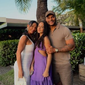 Scheila Carvalho Instagram - Há 15 anos, o mundo ficou mais bonito com a sua chegada. Mas, na verdade, você já morava em mim muito antes disso… Eu sonhei com você antes mesmo de engravidar, como se a vida já me preparasse para te receber com todo amor que só uma mãe pode sentir.

Hoje, vejo essa menina de cabelos cacheados, doce, forte, sensível, com a alma cheia de luz e o coração gigante… e só posso agradecer a Deus por ter me dado o privilégio de ser sua mãe.
Hoje, aos 15 anos, você floresce.
E minha oração é para que você siga conectada com sua essência, com sua intuição, com Deus.
Que nunca se perca de si, nem do amor que te cerca — amor que vem do alto, e também de mim.

Que nessa nova fase da vida, você siga acreditando nos seus sonhos, se permitindo crescer, errar, recomeçar… e sempre se lembrar que estarei aqui, todos os dias, em cada passo, com amor incondicional.

Parabéns, minha filha! Que os seus 15 anos sejam só o começo da mulher maravilhosa que você já está se tornando.

Te amamos infinitamente. 💖♾️
 
21/06/2025 #bdayGiullia #15anos