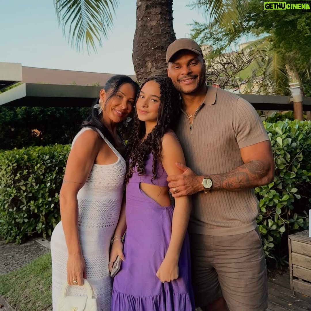 Scheila Carvalho - 102.6K Likes - Há 15 anos, o mundo ficou mais bonito com a sua chegada. Mas, na verdade, você já morava em mim muito antes disso… Eu sonhei com você antes mesmo de engravidar, como se a vida já me preparasse para te receber com todo amor que só uma mãe pode sentir.

Hoje, vejo essa menina de cabelos cacheados, doce, forte, sensível, com a alma cheia de luz e o coração gigante… e só posso agradecer a Deus por ter me dado o privilégio de ser sua mãe.
Hoje, aos 15 anos, você floresce.
E minha oração é para que você siga conectada com sua essência, com sua intuição, com Deus.
Que nunca se perca de si, nem do amor que te cerca — amor que vem do alto, e também de mim.

Que nessa nova fase da vida, você siga acreditando nos seus sonhos, se permitindo crescer, errar, recomeçar… e sempre se lembrar que estarei aqui, todos os dias, em cada passo, com amor incondicional.

Parabéns, minha filha! Que os seus 15 anos sejam só o começo da mulher maravilhosa que você já está se tornando.

Te amamos infinitamente. 💖♾️
 
21/06/2025 #bdayGiullia #15anos