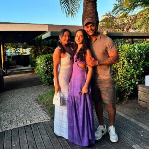 Scheila Carvalho Instagram - Há 15 anos, o mundo ficou mais bonito com a sua chegada. Mas, na verdade, você já morava em mim muito antes disso… Eu sonhei com você antes mesmo de engravidar, como se a vida já me preparasse para te receber com todo amor que só uma mãe pode sentir.

Hoje, vejo essa menina de cabelos cacheados, doce, forte, sensível, com a alma cheia de luz e o coração gigante… e só posso agradecer a Deus por ter me dado o privilégio de ser sua mãe.
Hoje, aos 15 anos, você floresce.
E minha oração é para que você siga conectada com sua essência, com sua intuição, com Deus.
Que nunca se perca de si, nem do amor que te cerca — amor que vem do alto, e também de mim.

Que nessa nova fase da vida, você siga acreditando nos seus sonhos, se permitindo crescer, errar, recomeçar… e sempre se lembrar que estarei aqui, todos os dias, em cada passo, com amor incondicional.

Parabéns, minha filha! Que os seus 15 anos sejam só o começo da mulher maravilhosa que você já está se tornando.

Te amamos infinitamente. 💖♾️
 
21/06/2025 #bdayGiullia #15anos