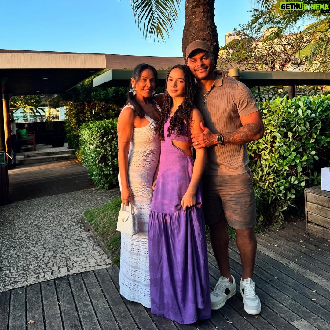 Scheila Carvalho - 102.6K Likes - Há 15 anos, o mundo ficou mais bonito com a sua chegada. Mas, na verdade, você já morava em mim muito antes disso… Eu sonhei com você antes mesmo de engravidar, como se a vida já me preparasse para te receber com todo amor que só uma mãe pode sentir.

Hoje, vejo essa menina de cabelos cacheados, doce, forte, sensível, com a alma cheia de luz e o coração gigante… e só posso agradecer a Deus por ter me dado o privilégio de ser sua mãe.
Hoje, aos 15 anos, você floresce.
E minha oração é para que você siga conectada com sua essência, com sua intuição, com Deus.
Que nunca se perca de si, nem do amor que te cerca — amor que vem do alto, e também de mim.

Que nessa nova fase da vida, você siga acreditando nos seus sonhos, se permitindo crescer, errar, recomeçar… e sempre se lembrar que estarei aqui, todos os dias, em cada passo, com amor incondicional.

Parabéns, minha filha! Que os seus 15 anos sejam só o começo da mulher maravilhosa que você já está se tornando.

Te amamos infinitamente. 💖♾️
 
21/06/2025 #bdayGiullia #15anos