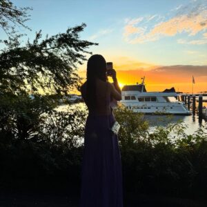 Scheila Carvalho Instagram - Há 15 anos, o mundo ficou mais bonito com a sua chegada. Mas, na verdade, você já morava em mim muito antes disso… Eu sonhei com você antes mesmo de engravidar, como se a vida já me preparasse para te receber com todo amor que só uma mãe pode sentir.

Hoje, vejo essa menina de cabelos cacheados, doce, forte, sensível, com a alma cheia de luz e o coração gigante… e só posso agradecer a Deus por ter me dado o privilégio de ser sua mãe.
Hoje, aos 15 anos, você floresce.
E minha oração é para que você siga conectada com sua essência, com sua intuição, com Deus.
Que nunca se perca de si, nem do amor que te cerca — amor que vem do alto, e também de mim.

Que nessa nova fase da vida, você siga acreditando nos seus sonhos, se permitindo crescer, errar, recomeçar… e sempre se lembrar que estarei aqui, todos os dias, em cada passo, com amor incondicional.

Parabéns, minha filha! Que os seus 15 anos sejam só o começo da mulher maravilhosa que você já está se tornando.

Te amamos infinitamente. 💖♾️
 
21/06/2025 #bdayGiullia #15anos