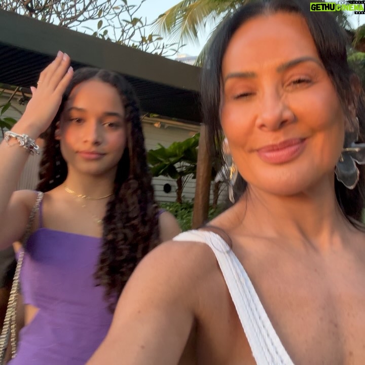 Scheila Carvalho - 102.6K Likes - Há 15 anos, o mundo ficou mais bonito com a sua chegada. Mas, na verdade, você já morava em mim muito antes disso… Eu sonhei com você antes mesmo de engravidar, como se a vida já me preparasse para te receber com todo amor que só uma mãe pode sentir.

Hoje, vejo essa menina de cabelos cacheados, doce, forte, sensível, com a alma cheia de luz e o coração gigante… e só posso agradecer a Deus por ter me dado o privilégio de ser sua mãe.
Hoje, aos 15 anos, você floresce.
E minha oração é para que você siga conectada com sua essência, com sua intuição, com Deus.
Que nunca se perca de si, nem do amor que te cerca — amor que vem do alto, e também de mim.

Que nessa nova fase da vida, você siga acreditando nos seus sonhos, se permitindo crescer, errar, recomeçar… e sempre se lembrar que estarei aqui, todos os dias, em cada passo, com amor incondicional.

Parabéns, minha filha! Que os seus 15 anos sejam só o começo da mulher maravilhosa que você já está se tornando.

Te amamos infinitamente. 💖♾️
 
21/06/2025 #bdayGiullia #15anos