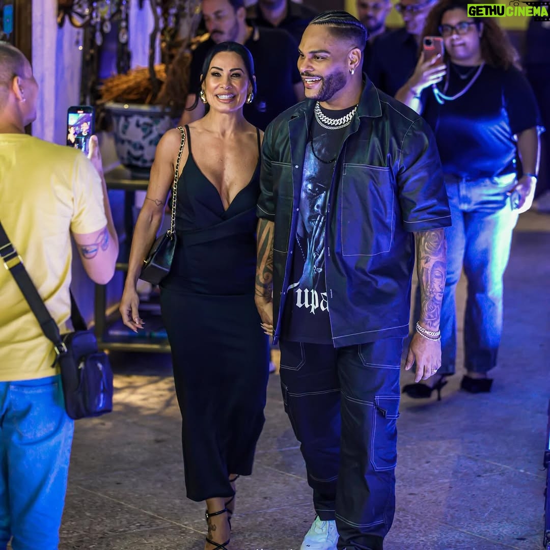 Scheila Carvalho - 91.6K Likes - Deus é Amor e se vc ama o que faz é pq Deus está no controle, e se ele está no controle tudo acontece no tempo certo, que é o tempo dele! 
Durante toda sua jornada , Deus estava ali,  ciente dos desejos do seu coração , mas precisou de toda essa trajetória para te preparar para o melhor e também para a sua história servir de inspiração para muitos meninos da periferia  assim como você , nunca desistir dos seus sonhos !! 
 Agora voe meu show Man,continue levando amor e alegria através do seu talento e musicalidade  para o Brasil e o mundo pq pra você o  universo é o limite. 
E eu estarei aqui como SEMPRE do seu  lado, aplaudindo cada conquista!  Você é o meu TOP 1. Te AMO ❤️😍🙌🏼✨
Nossa eterna gratidão @bandaparangole 
#tonysalles  #carreirasolo  #uhpaichegou