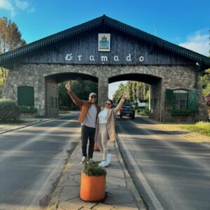 Scheila Carvalho Instagram - Um resumo da semana  que passamos em Gramado e  em Bento Gonçalves ( Vale dos Vinhedos) .  Tudo  maravilhoso! Cidade linda, Hotel, comida… e os vinhos gaúchos ? Gente!!! Estamos encantados!  O frio que tava de lascar 😂🥶, mas a recepção  carinhosa  dos gaúchos  aqueceu  nossos corações ! Com certeza voltaremos  mais vezes né B @tonysallescantor ? 
#turistandoemgramado #turismonors