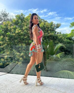 Scheila Carvalho Instagram - Pronta pra curtir o ensaio do Pai  @tonysallescantor 

Look: @gabriela_trabuco 
@mariebeachbr 
@fabianajoias_ 
Beleza: @mattheusaraujo 
Shoes @dimyoficial