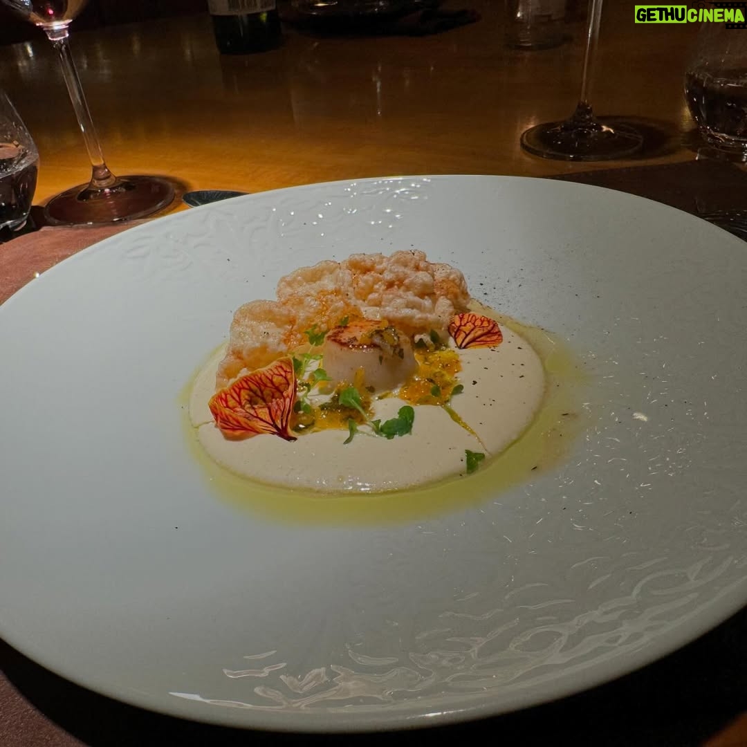 Scheila Carvalho - 77.5K Likes - Um resumo da semana  que passamos em Gramado e  em Bento Gonçalves ( Vale dos Vinhedos) .  Tudo  maravilhoso! Cidade linda, Hotel, comida… e os vinhos gaúchos ? Gente!!! Estamos encantados!  O frio que tava de lascar 😂🥶, mas a recepção  carinhosa  dos gaúchos  aqueceu  nossos corações ! Com certeza voltaremos  mais vezes né B @tonysallescantor ? 
#turistandoemgramado #turismonors