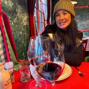 Scheila Carvalho Instagram - Um resumo da semana  que passamos em Gramado e  em Bento Gonçalves ( Vale dos Vinhedos) .  Tudo  maravilhoso! Cidade linda, Hotel, comida… e os vinhos gaúchos ? Gente!!! Estamos encantados!  O frio que tava de lascar 😂🥶, mas a recepção  carinhosa  dos gaúchos  aqueceu  nossos corações ! Com certeza voltaremos  mais vezes né B @tonysallescantor ? 
#turistandoemgramado #turismonors