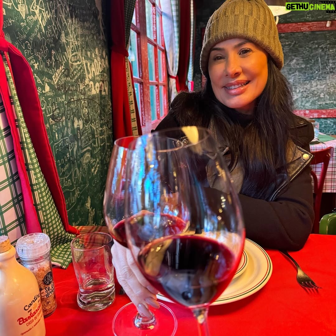 Scheila Carvalho - 77.5K Likes - Um resumo da semana  que passamos em Gramado e  em Bento Gonçalves ( Vale dos Vinhedos) .  Tudo  maravilhoso! Cidade linda, Hotel, comida… e os vinhos gaúchos ? Gente!!! Estamos encantados!  O frio que tava de lascar 😂🥶, mas a recepção  carinhosa  dos gaúchos  aqueceu  nossos corações ! Com certeza voltaremos  mais vezes né B @tonysallescantor ? 
#turistandoemgramado #turismonors
