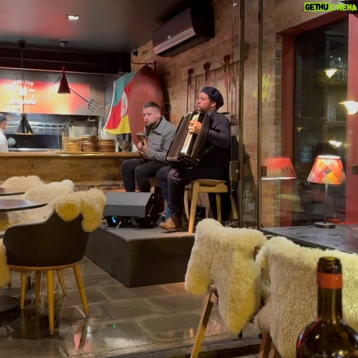 Scheila Carvalho - 77.5K Likes - Um resumo da semana  que passamos em Gramado e  em Bento Gonçalves ( Vale dos Vinhedos) .  Tudo  maravilhoso! Cidade linda, Hotel, comida… e os vinhos gaúchos ? Gente!!! Estamos encantados!  O frio que tava de lascar 😂🥶, mas a recepção  carinhosa  dos gaúchos  aqueceu  nossos corações ! Com certeza voltaremos  mais vezes né B @tonysallescantor ? 
#turistandoemgramado #turismonors
