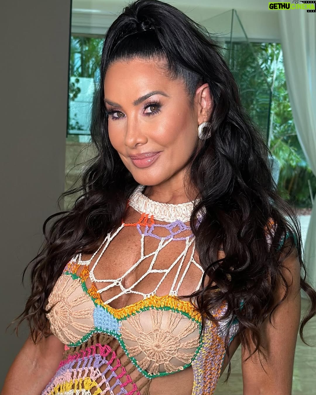 Scheila Carvalho - 106.9K Likes - Pronta pra curtir o ensaio do Pai  @tonysallescantor 

Look: @gabriela_trabuco 
@mariebeachbr 
@fabianajoias_ 
Beleza: @mattheusaraujo 
Shoes @dimyoficial