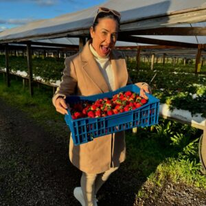 Scheila Carvalho Instagram - Um resumo da semana  que passamos em Gramado e  em Bento Gonçalves ( Vale dos Vinhedos) .  Tudo  maravilhoso! Cidade linda, Hotel, comida… e os vinhos gaúchos ? Gente!!! Estamos encantados!  O frio que tava de lascar 😂🥶, mas a recepção  carinhosa  dos gaúchos  aqueceu  nossos corações ! Com certeza voltaremos  mais vezes né B @tonysallescantor ? 
#turistandoemgramado #turismonors