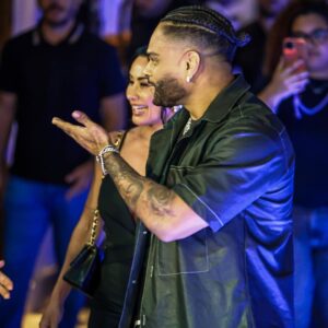 Scheila Carvalho Instagram - Deus é Amor e se vc ama o que faz é pq Deus está no controle, e se ele está no controle tudo acontece no tempo certo, que é o tempo dele! 
Durante toda sua jornada , Deus estava ali,  ciente dos desejos do seu coração , mas precisou de toda essa trajetória para te preparar para o melhor e também para a sua história servir de inspiração para muitos meninos da periferia  assim como você , nunca desistir dos seus sonhos !! 
 Agora voe meu show Man,continue levando amor e alegria através do seu talento e musicalidade  para o Brasil e o mundo pq pra você o  universo é o limite. 
E eu estarei aqui como SEMPRE do seu  lado, aplaudindo cada conquista!  Você é o meu TOP 1. Te AMO ❤️😍🙌🏼✨
Nossa eterna gratidão @bandaparangole 
#tonysalles  #carreirasolo  #uhpaichegou